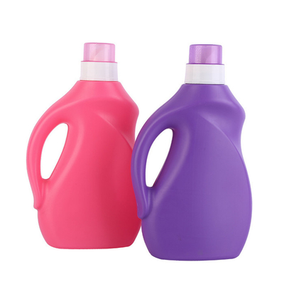 Le HDPE en plastique a adapté le détergent aux besoins du client de blanchisserie vide liquide met des cruches en bouteille 2 litres